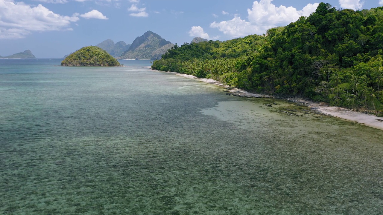 4k鸟瞰图Cas Cabanas热带海滩，El Nido，巴拉望，菲律宾。低潮时浅水泻湖，沙滩上有椰子树。旅游度假的概念视频素材