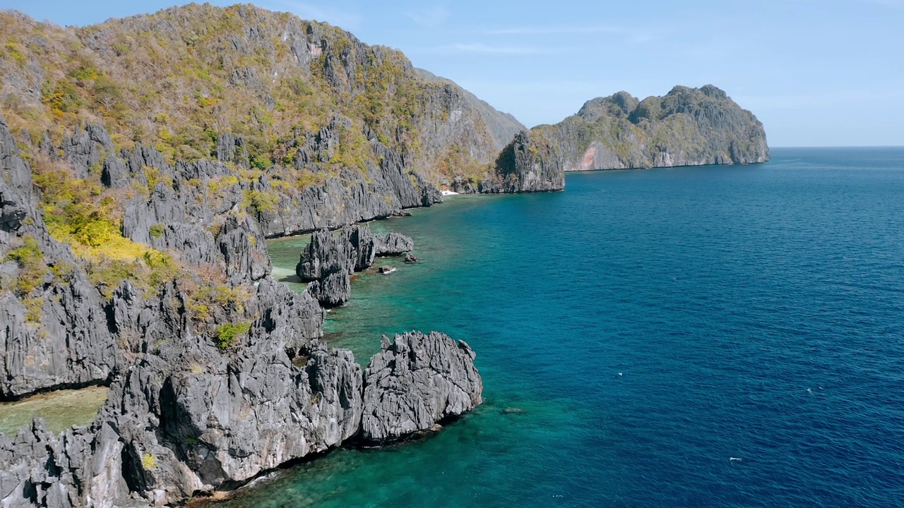 靠近El Nido Palawan隐秘海滩的海岸线。石灰岩岩层的鸟瞰图视频素材