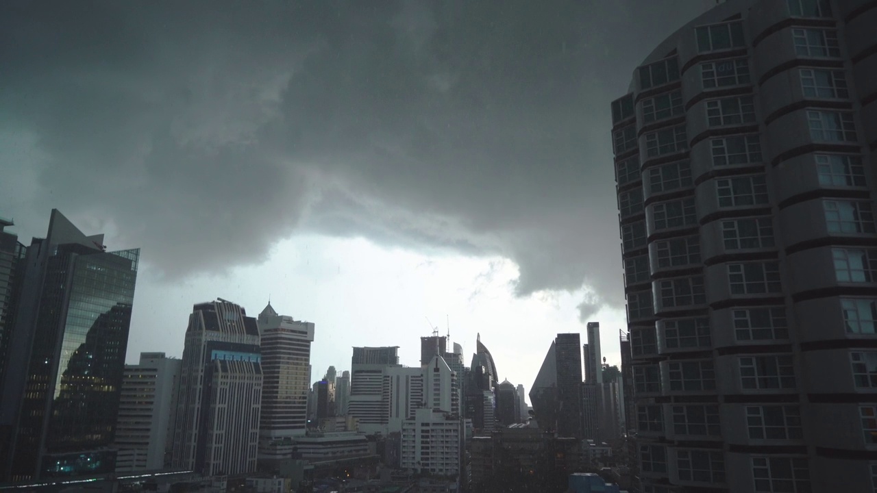 在泰国曼谷素坤逸地区，乌云和雨水笼罩着天空。视频素材