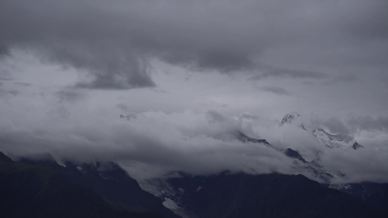 雨雾中的美丽十三峰视频素材