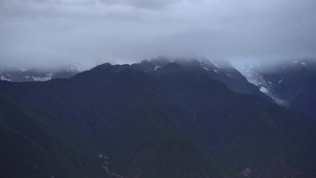 雨雾中的美丽十三峰视频素材