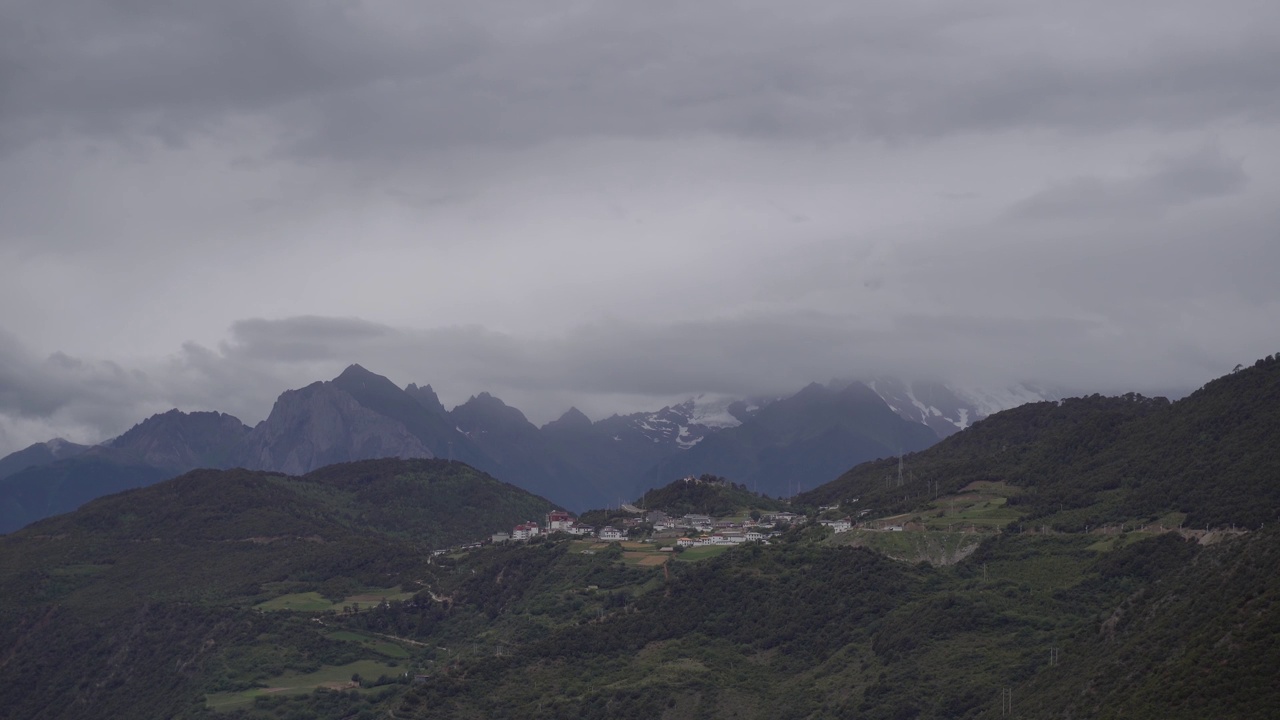 雨雾中的美丽十三峰视频素材