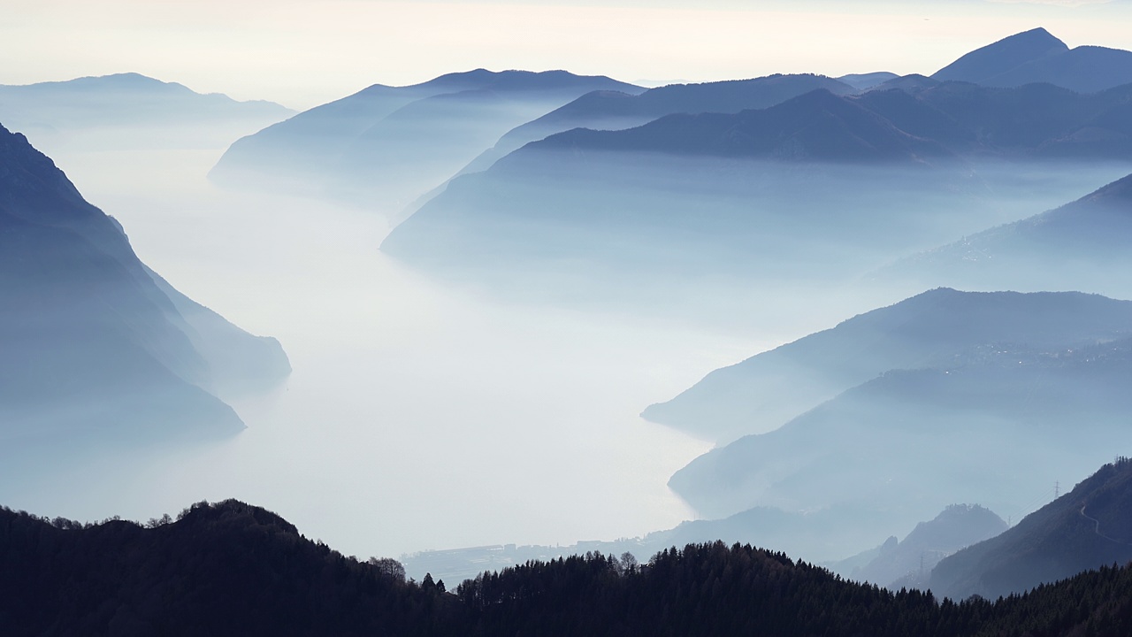 冬天的伊势塞湖风景优美。空气中有雾和潮湿。意大利阿尔卑斯山的波拉山全景视频素材