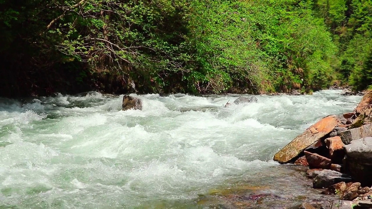 山小山小，河水冰冷清澈视频素材