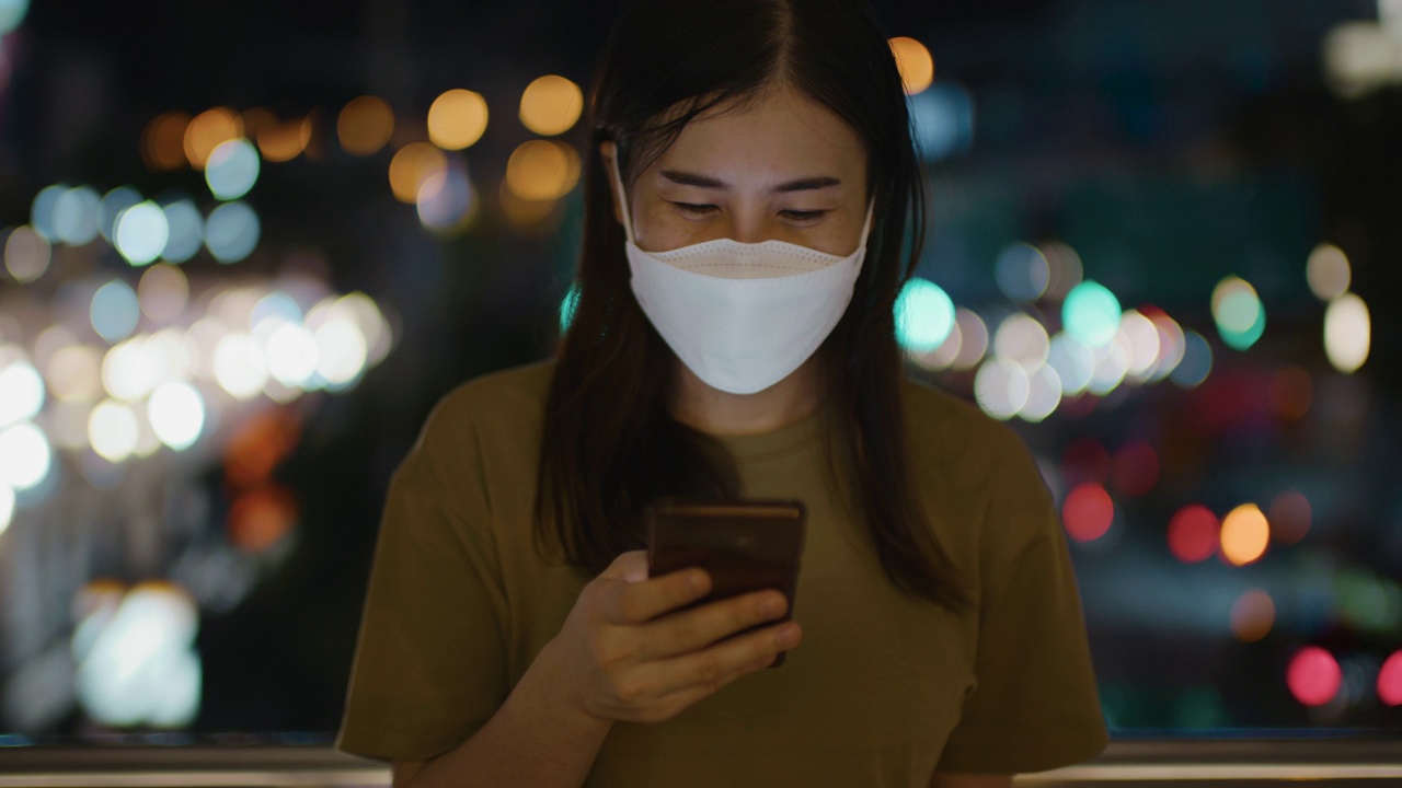 一名女子在夜间使用手机的特写视频视频素材