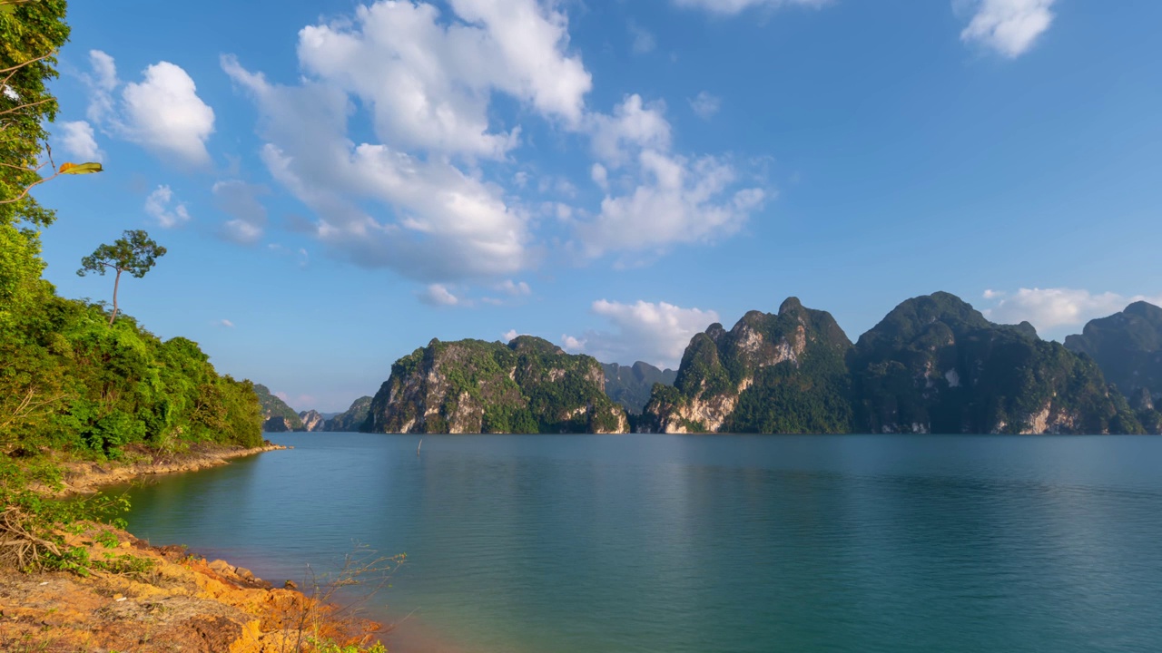 时光流逝，令人惊叹的自然景观在泰国热带山峰美丽的群岛岛屿泰国风景山在湖上的Khao Sok国家公园令人惊叹的自然云景观视频素材