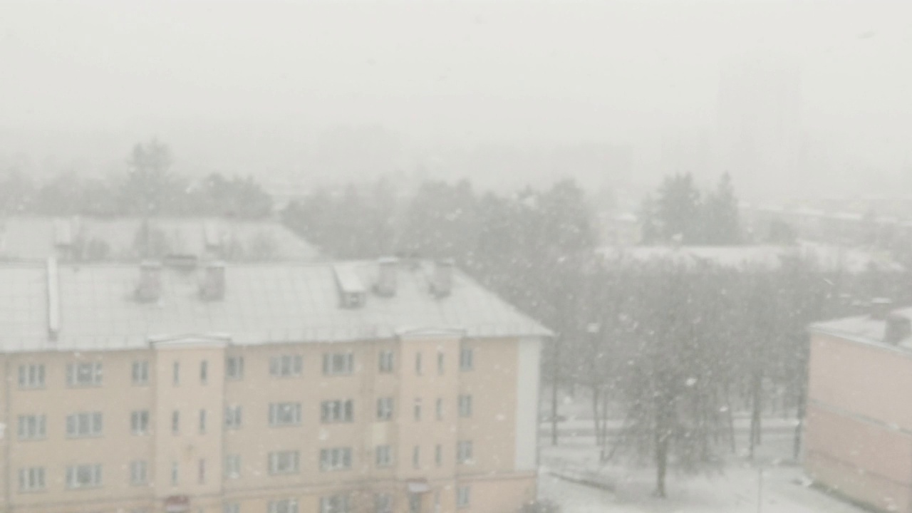 的焦点。窗外下起了大雪。恶劣的天气视频素材