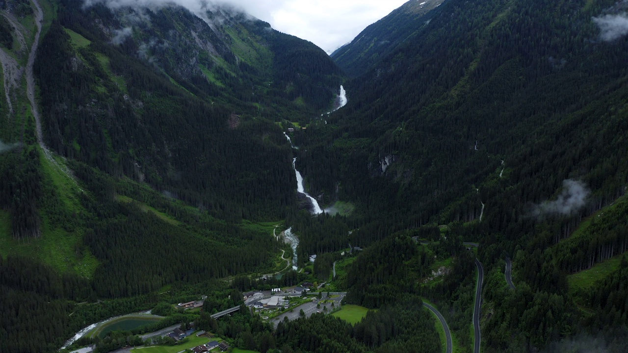 奥地利蒂罗尔州。空中飞向克里米尔山瀑布最著名的户外徒步旅游目的地视频下载