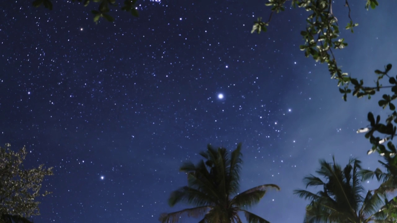 宁静的热带星空夜景，黄昏浪漫的宇宙幻想，银河的星星视频素材