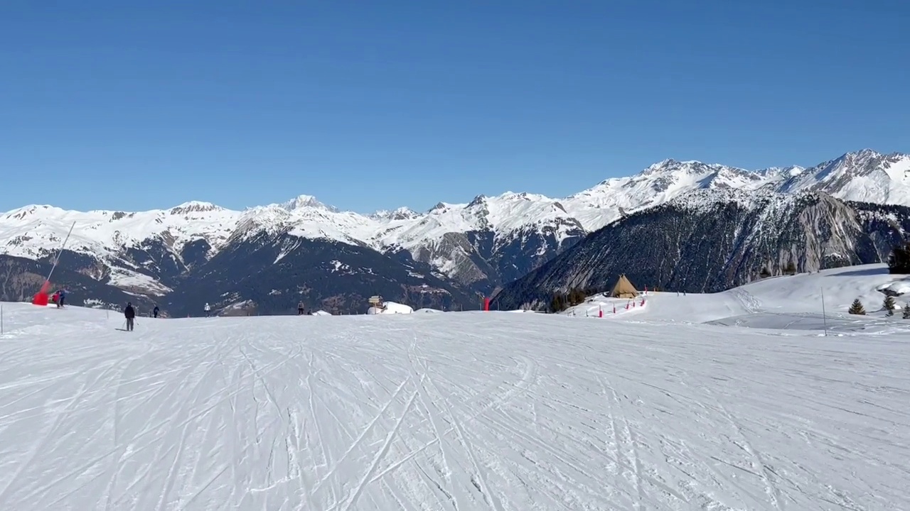 法国阿尔卑斯山脉的库尔舍维尔滑雪场，冬季宽阔的滑雪场视频素材