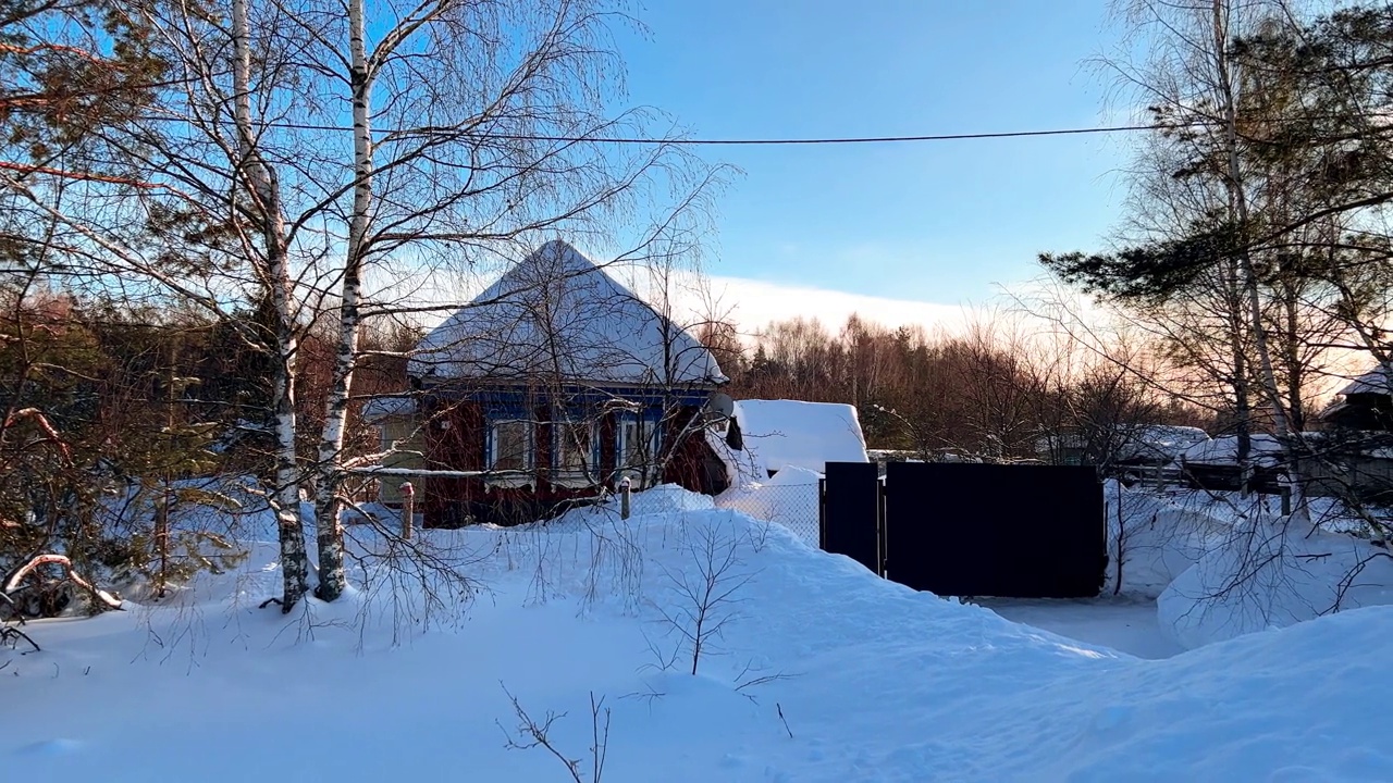 冬雪纷飞的乡村森林。俄罗斯村庄被大雪覆盖着。俄罗斯的冬天视频素材