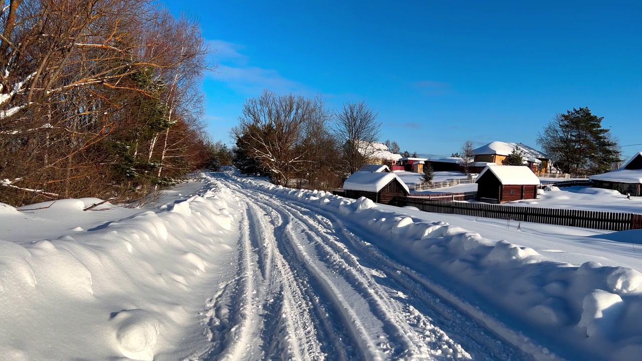 冬雪纷飞的乡村森林。俄罗斯村庄被大雪覆盖着。俄罗斯的冬天视频素材