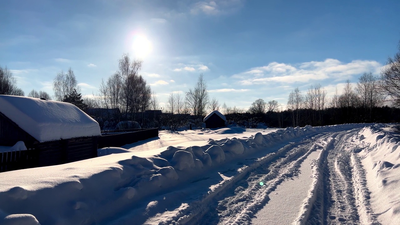 冬雪纷飞的乡村森林。俄罗斯村庄被大雪覆盖着。俄罗斯的冬天视频素材