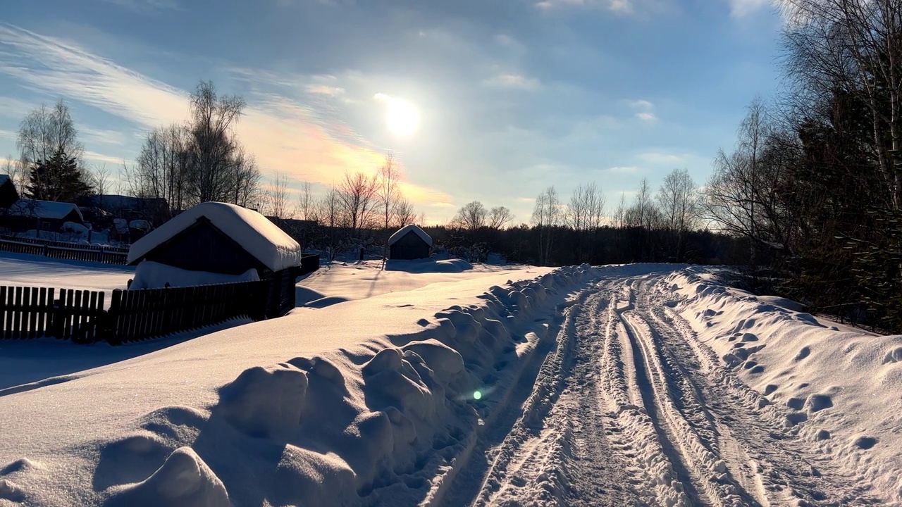 冬雪纷飞的乡村森林。俄罗斯村庄被大雪覆盖着。俄罗斯的冬天视频素材