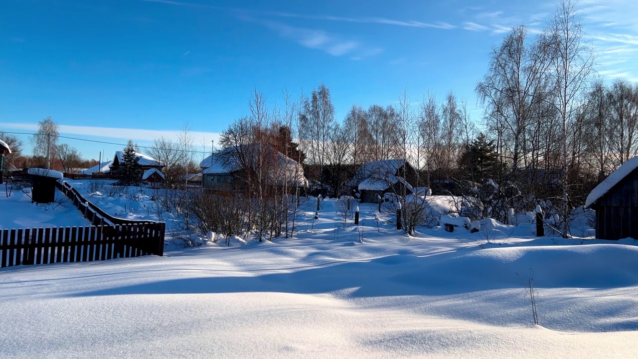 冬雪纷飞的乡村森林。俄罗斯村庄被大雪覆盖着。俄罗斯的冬天视频素材