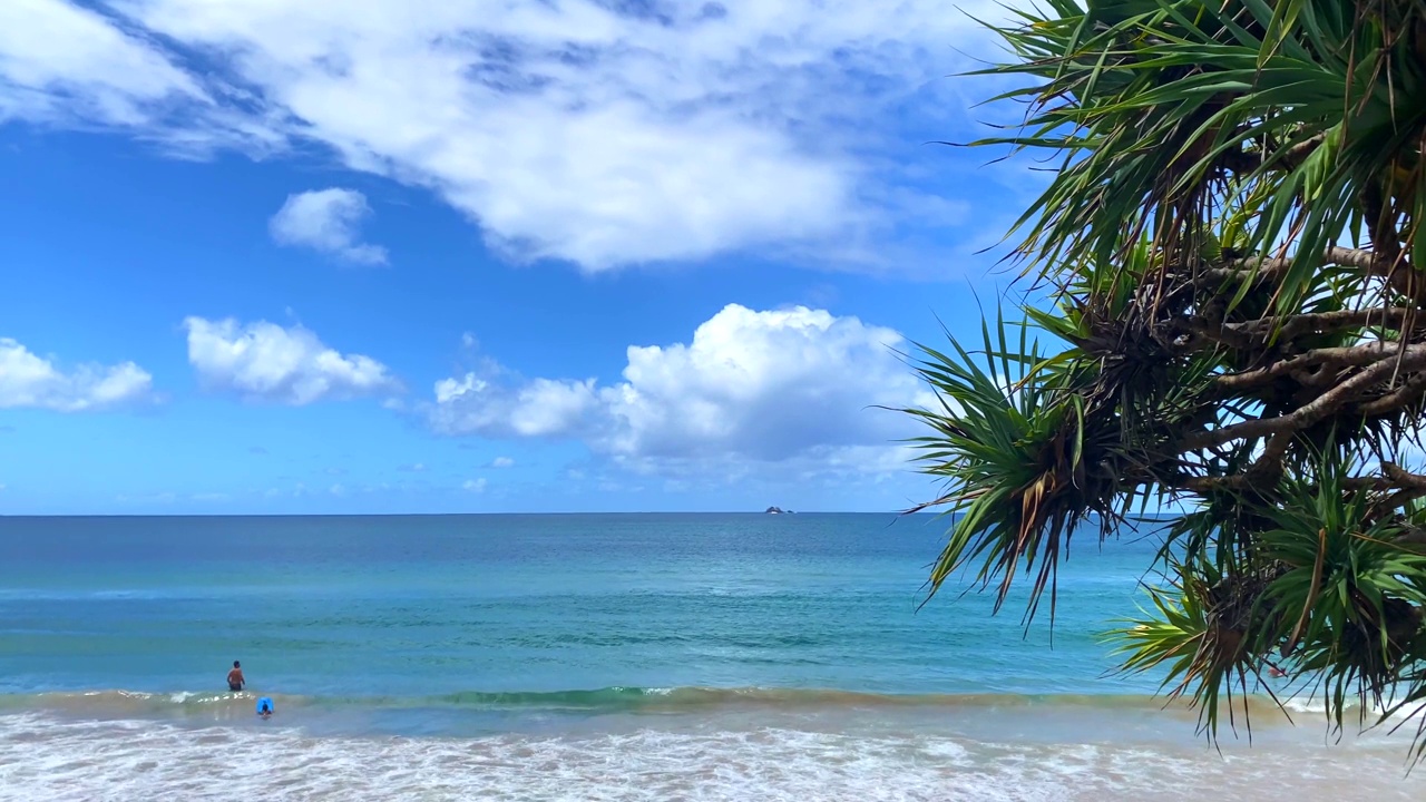 夏天冲浪的海浪视频素材