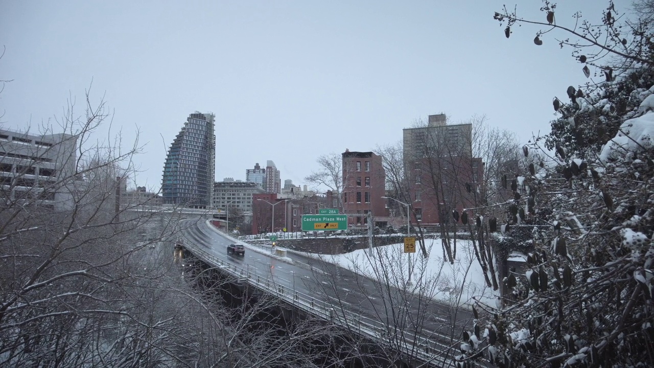 暴风雪过后的布鲁克林皇后区高速公路视频素材