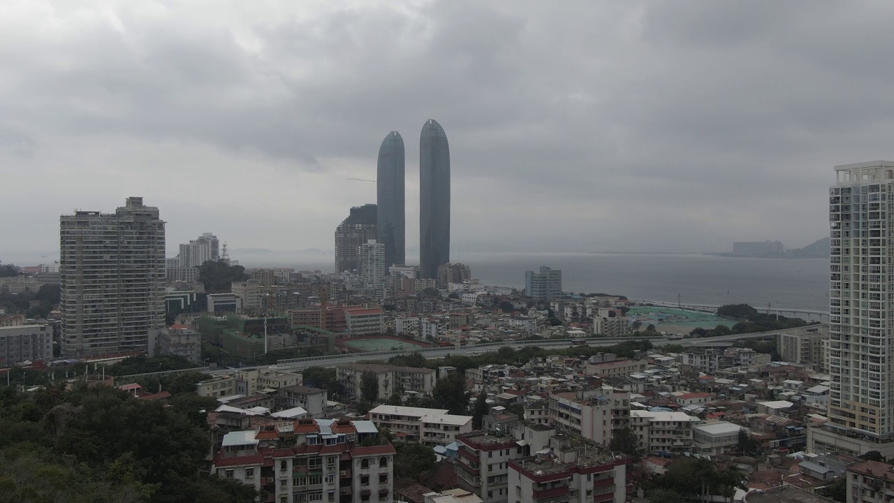 下雨天的海滨小镇视频素材