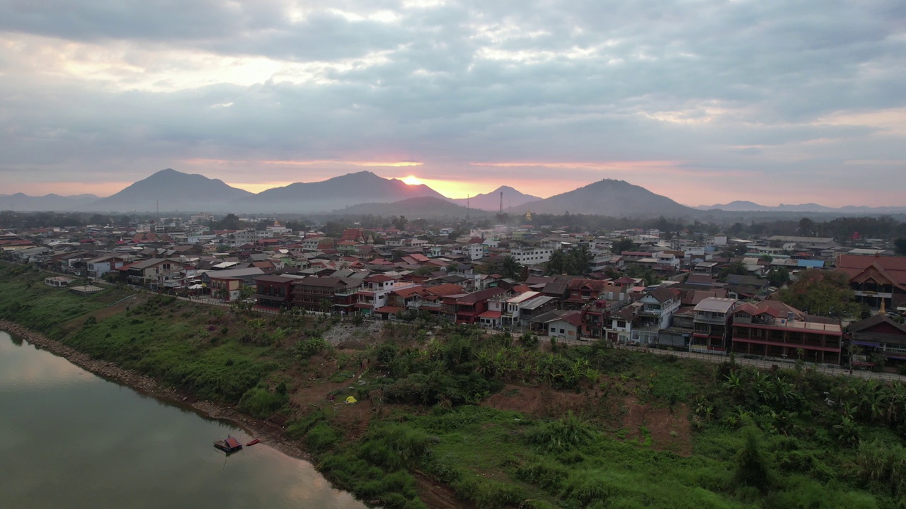 用无人机鸟瞰湄公河沿岸的乡村城市视频素材