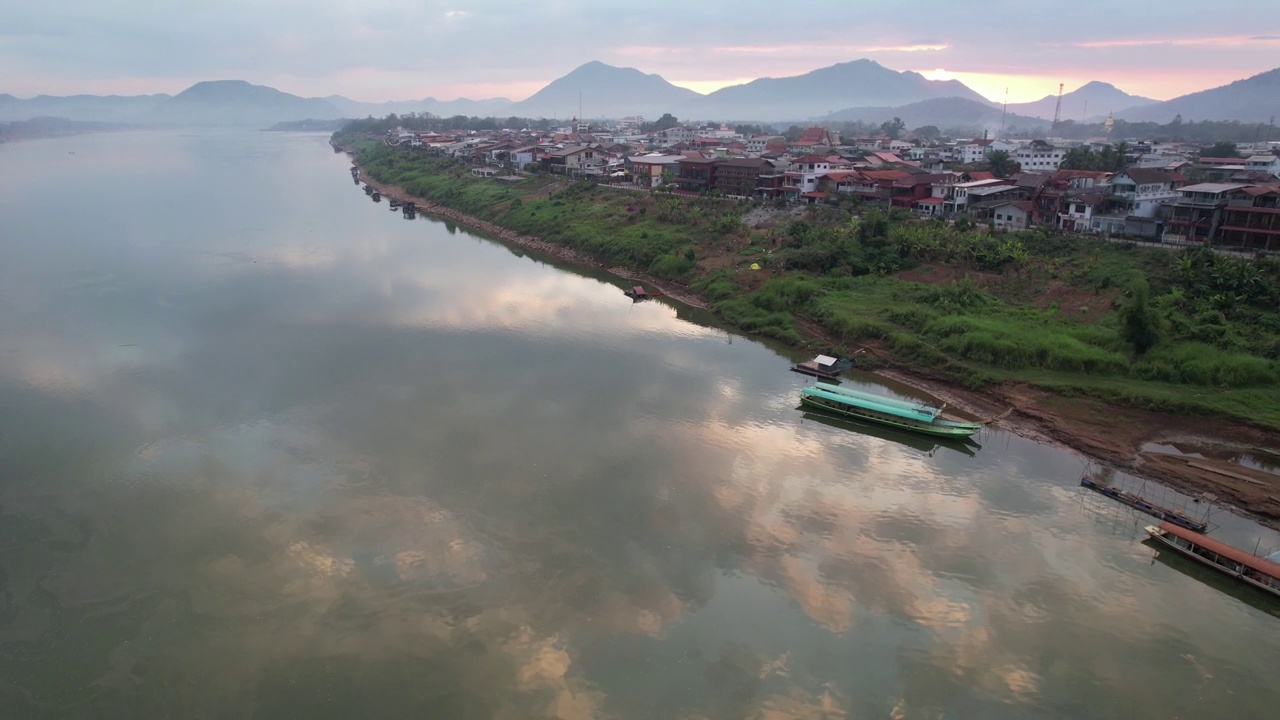 用无人机鸟瞰湄公河沿岸的乡村城市视频素材