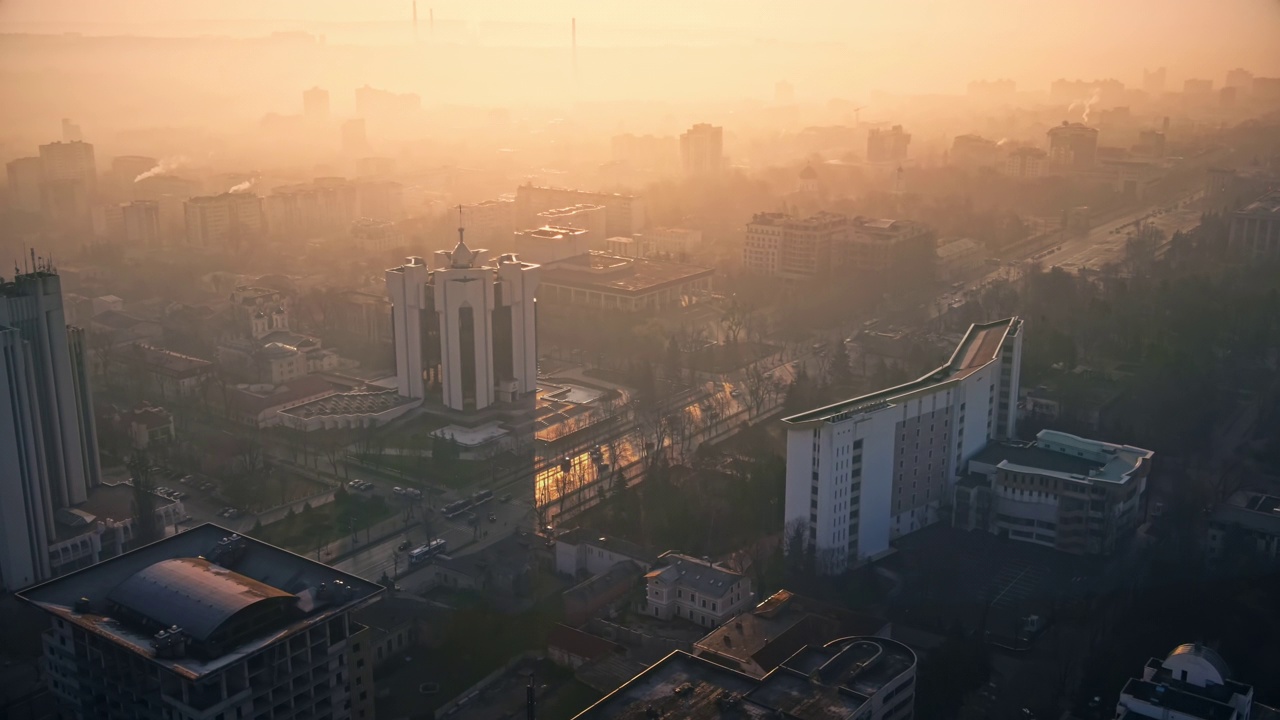 无人机拍摄的基希讷乌市中心。多栋建筑、议会、总统、行驶的汽车和光秃秃的树木的全景。雾。摩尔多瓦视频素材