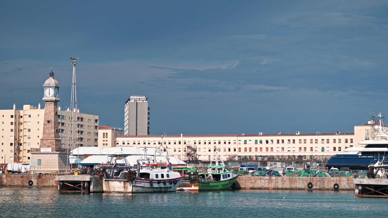 西班牙巴塞罗那的海港。停泊的游艇，背景上的建筑物，灯塔视频素材