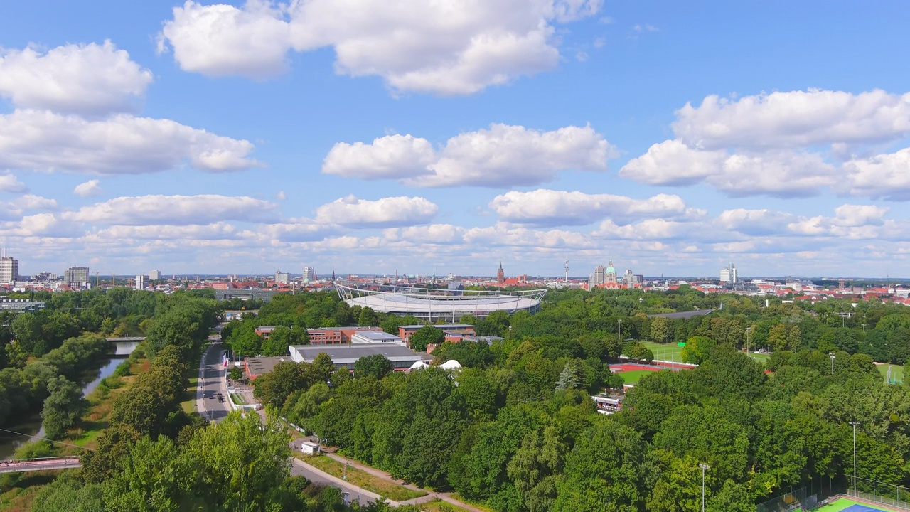 汉诺威:鸟瞰图，德国城市和下萨克森州的首都夏季-欧洲景观全景视频素材