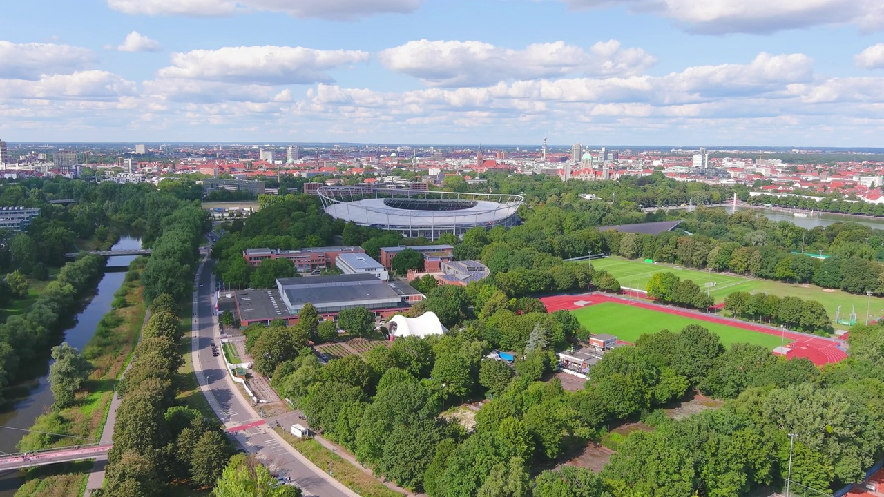 汉诺威:鸟瞰图，德国城市和下萨克森州的首都夏季-欧洲景观全景视频素材