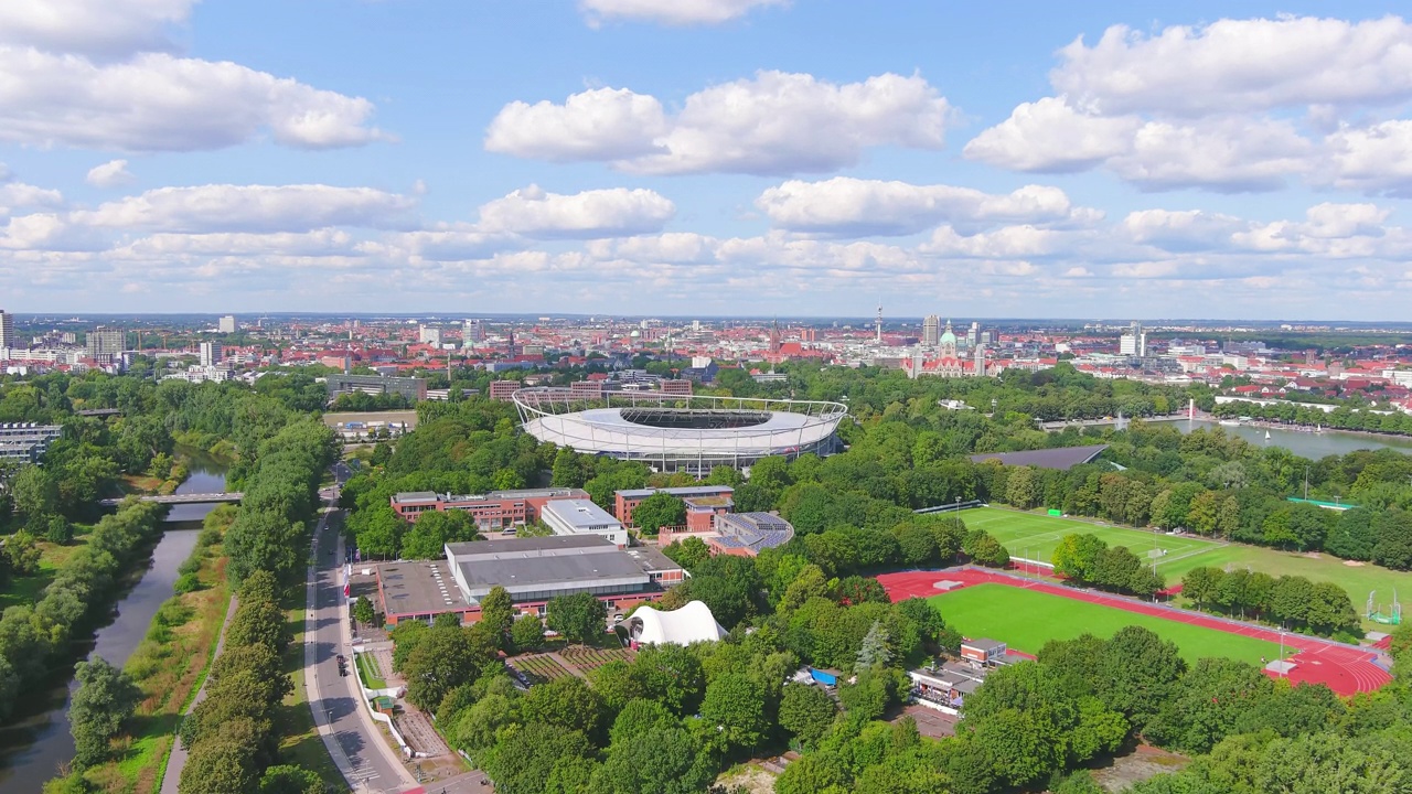 汉诺威:鸟瞰图，德国城市和下萨克森州的首都夏季-欧洲景观全景视频素材