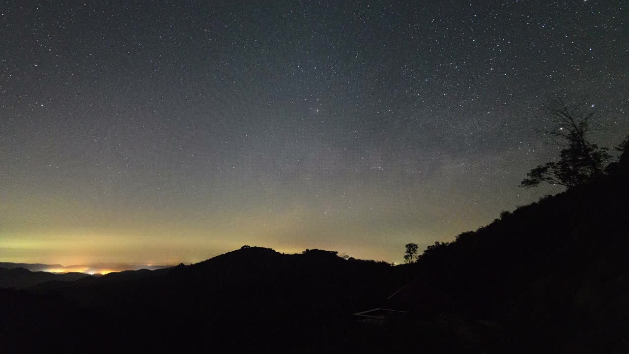 4K时间推移-银河越过山顶视频素材