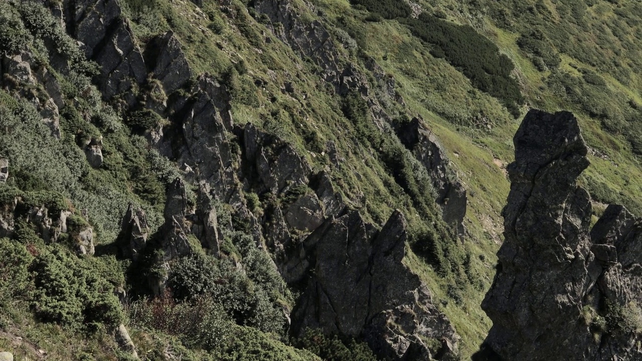 喀尔巴阡山脉的斯皮茨山的岩石峰全景，夏季山脉的景观。视频素材