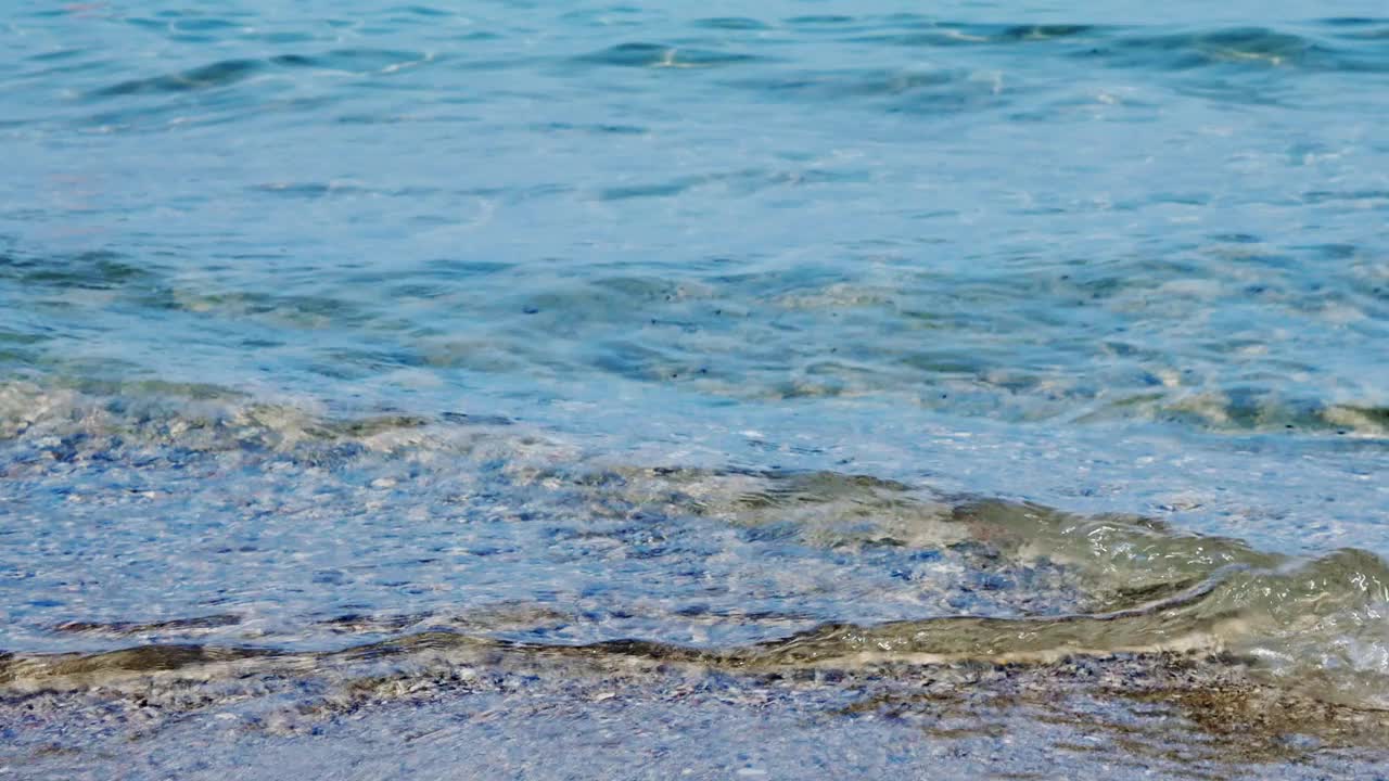 巨浪拍打着海岸。清水。海景。视频素材