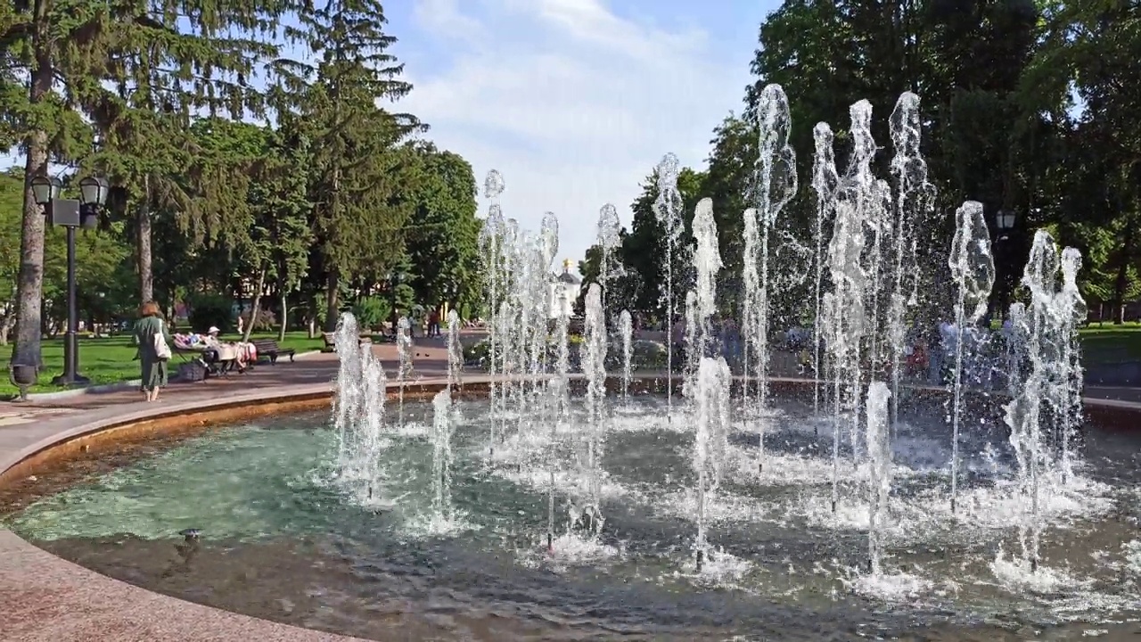 城市公园里的喷泉。阳光明媚的夏天视频下载