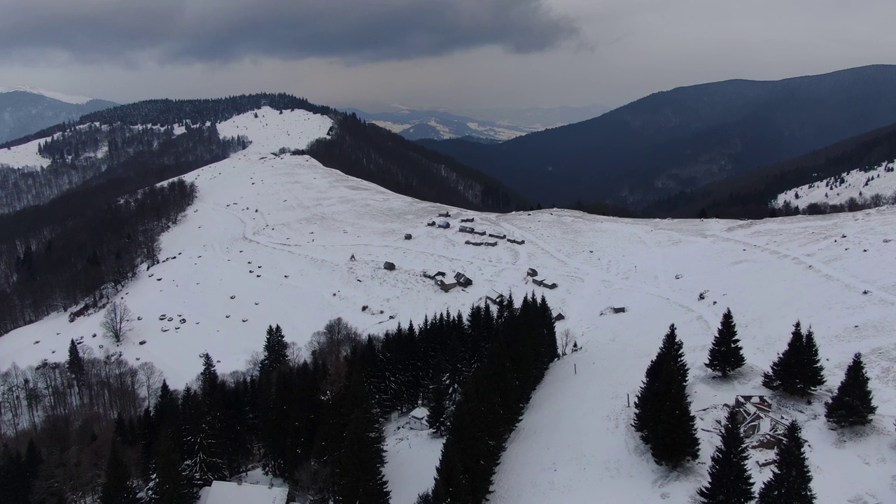 白雪覆盖的草地上的牧羊人小屋。喀尔巴阡山。乌克兰。Petros Sheshul是。视频素材