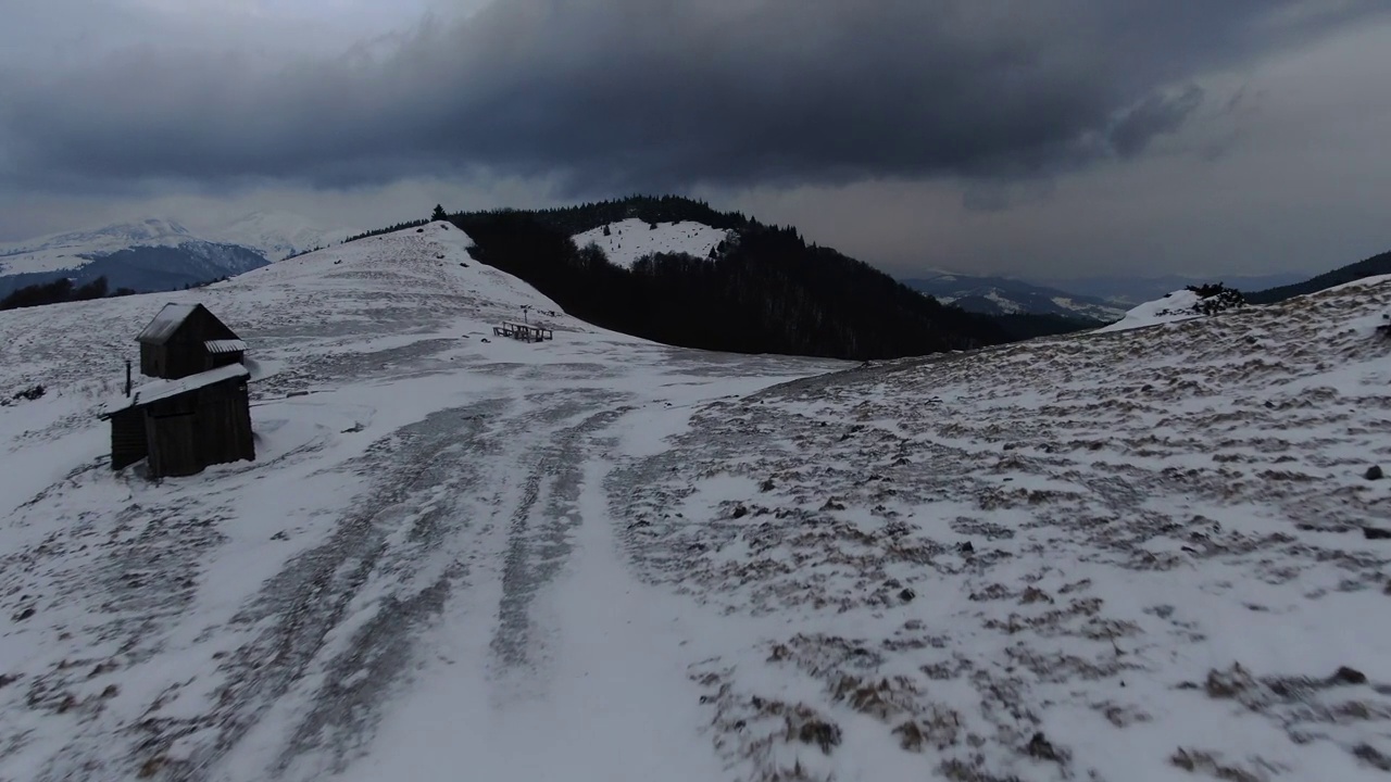 白雪覆盖的草地上的牧羊人小屋。喀尔巴阡山。乌克兰。Petros Sheshul是。视频素材