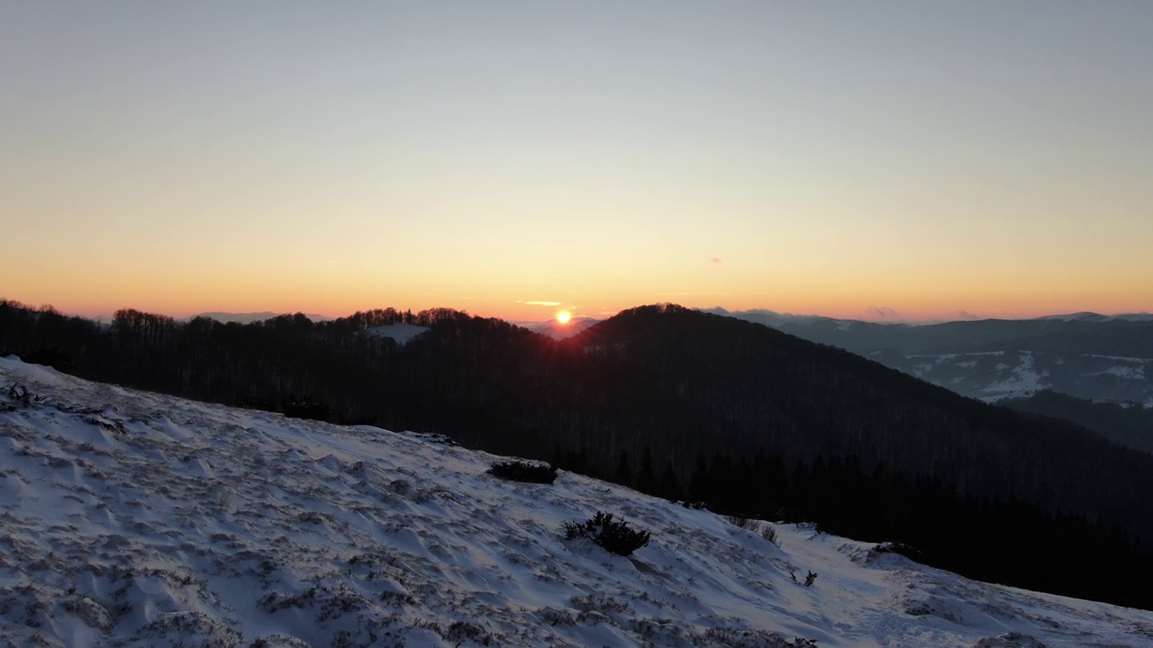 冬天山上的夕阳。喀尔巴阡山乌克兰。Petros Sheshul是。视频素材