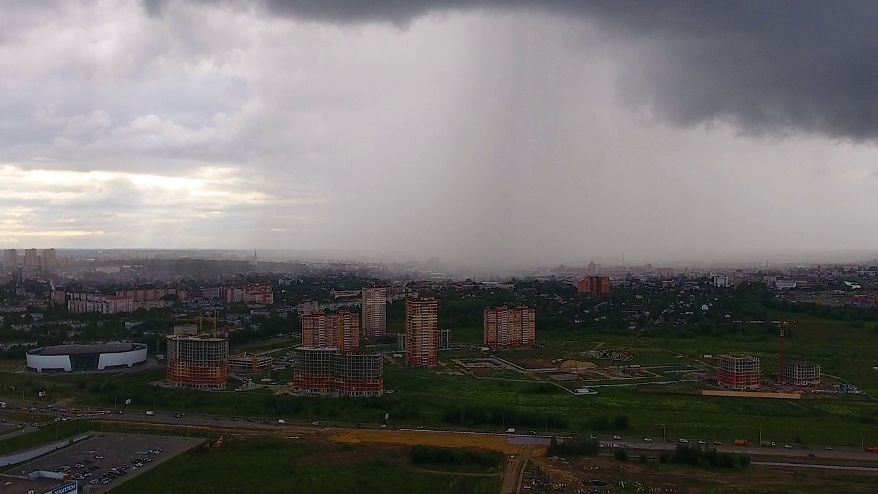 空中无人机视图建设一个新的住宅综合体视频素材