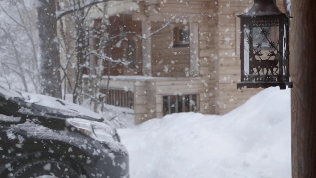 森林木屋里的雪视频素材