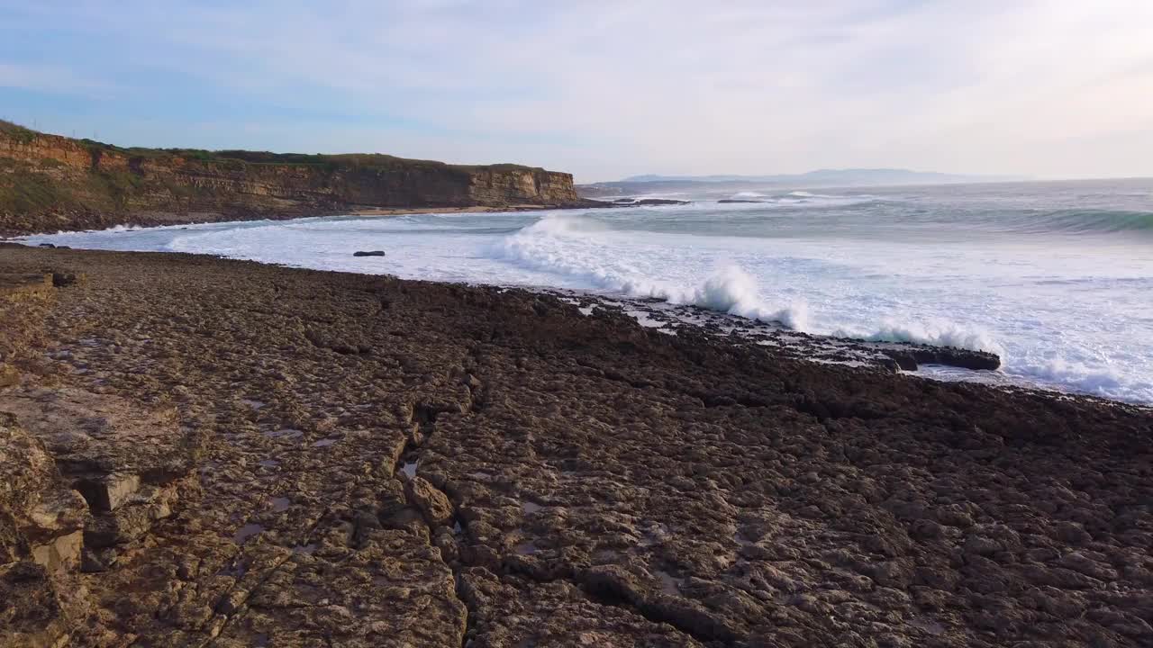 在葡萄牙Ericeira村Coxos海滩夕阳下的海浪视频素材