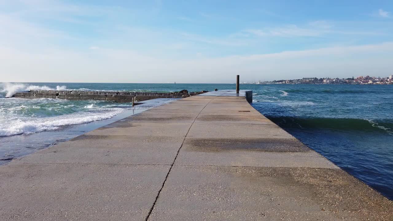 海浪撞击防波堤视频素材