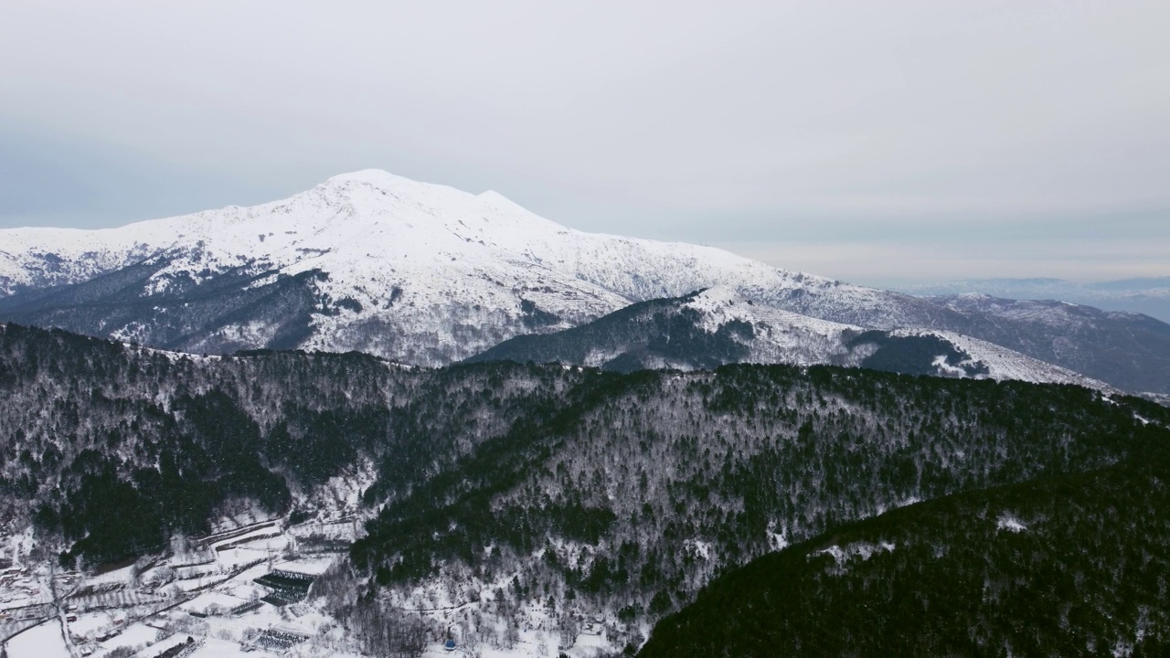 在Bozdag Odemis Izmir冰封的Golcuk湖上空驾驶无人机飞行。画框里的Bozdag山。视频素材