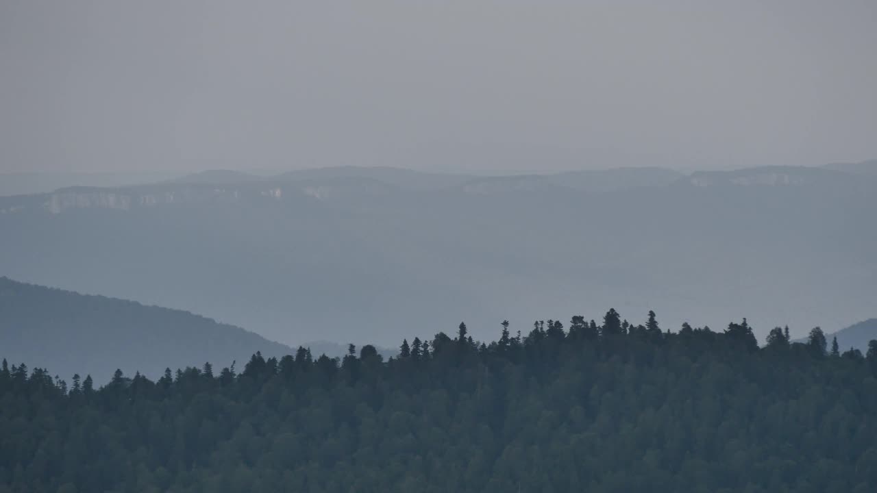 有绿色山谷的山地景观。群山在天空衬托下的剪影。视频素材