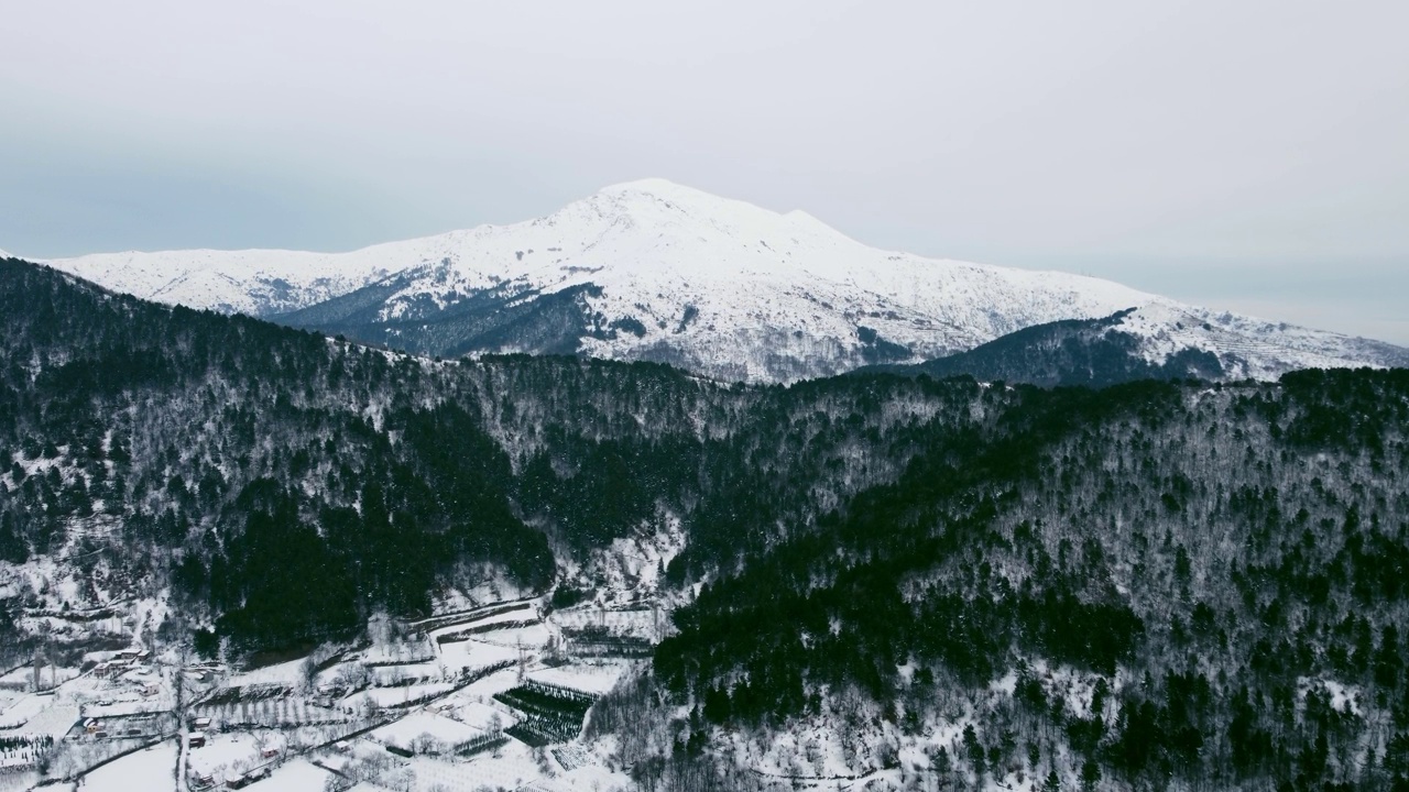 在Bozdag Odemis Izmir冰封的Golcuk湖上空驾驶无人机飞行。画框里的Bozdag山。视频素材