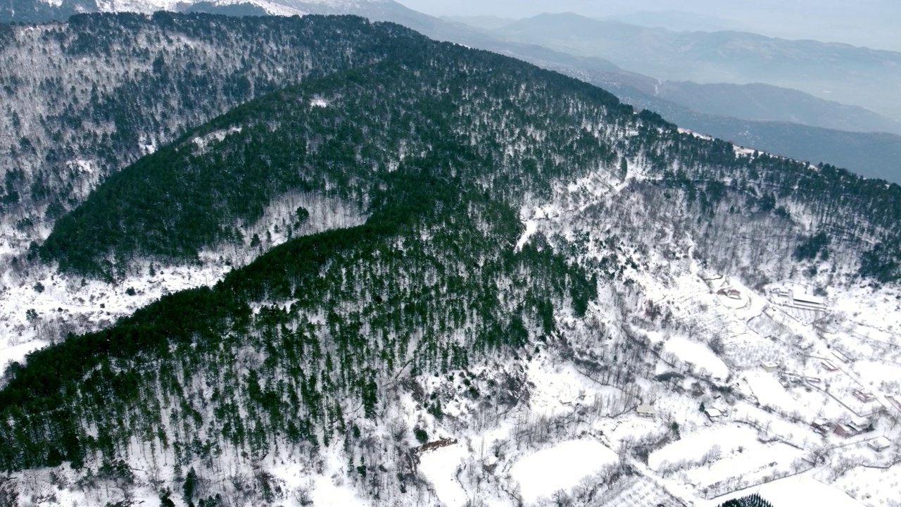 在Bozdag Odemis Izmir冰封的Golcuk湖上空驾驶无人机飞行。画框里的Bozdag山。视频素材