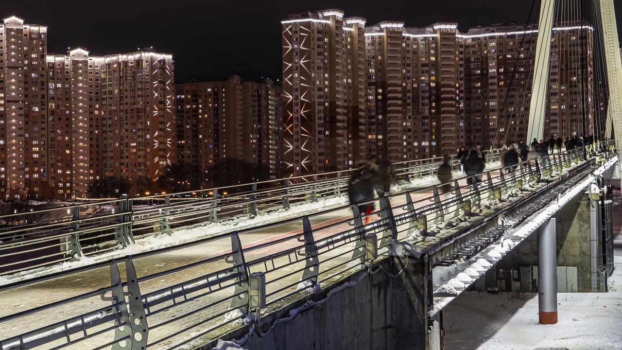 工作日结束时，很多人步行在人行天桥上前往新住宅区，时间流逝视频素材