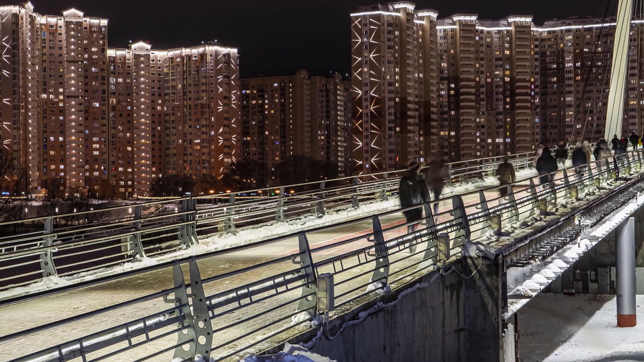 工作日结束时，很多人步行在人行天桥上前往新住宅区，时间流逝视频素材