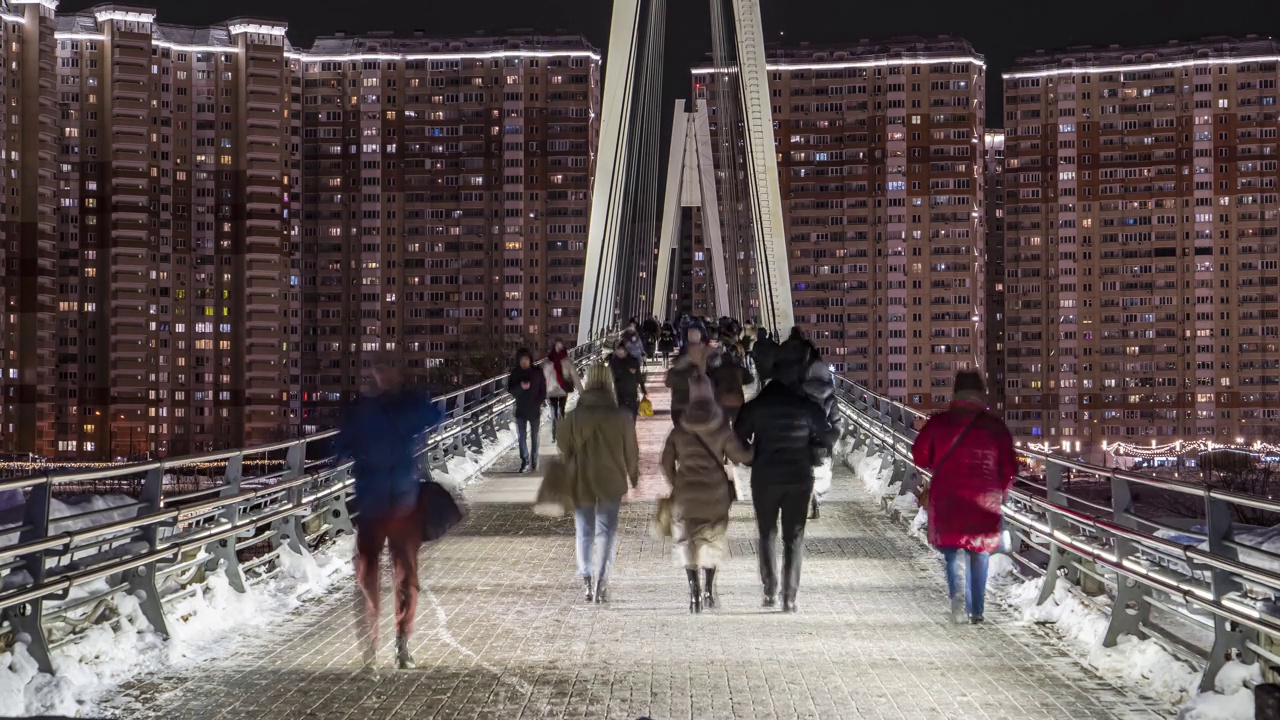 工作日结束时，很多人步行在人行天桥上前往新住宅区，时间流逝视频素材