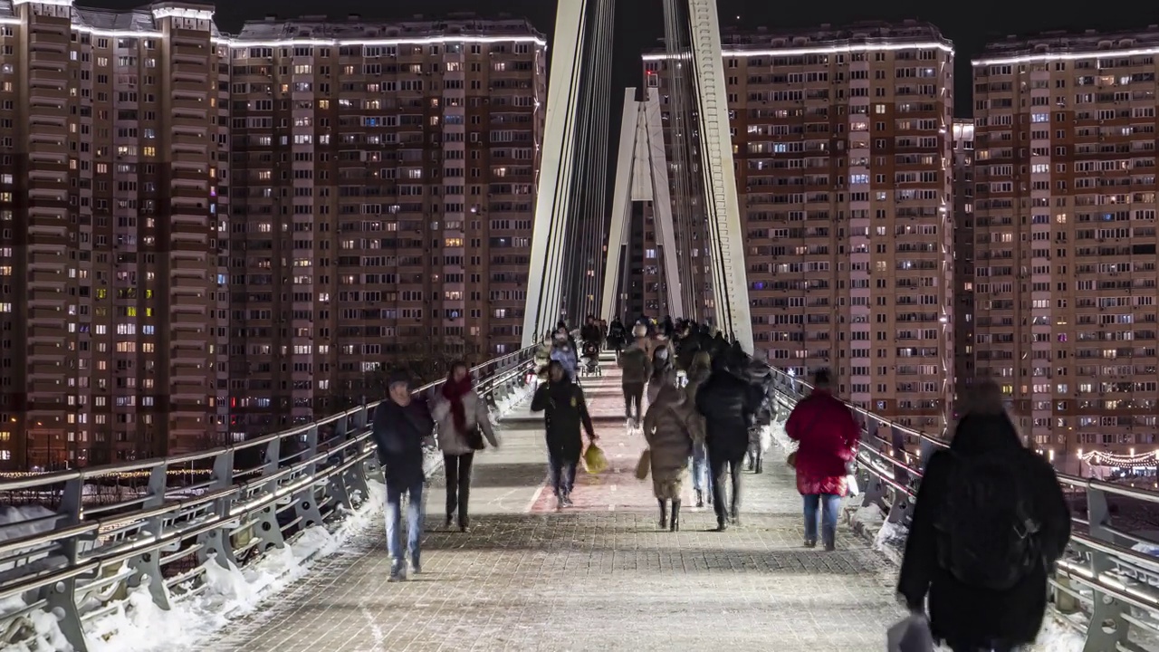 工作日结束时，很多人步行在人行天桥上前往新住宅区，时间流逝视频素材