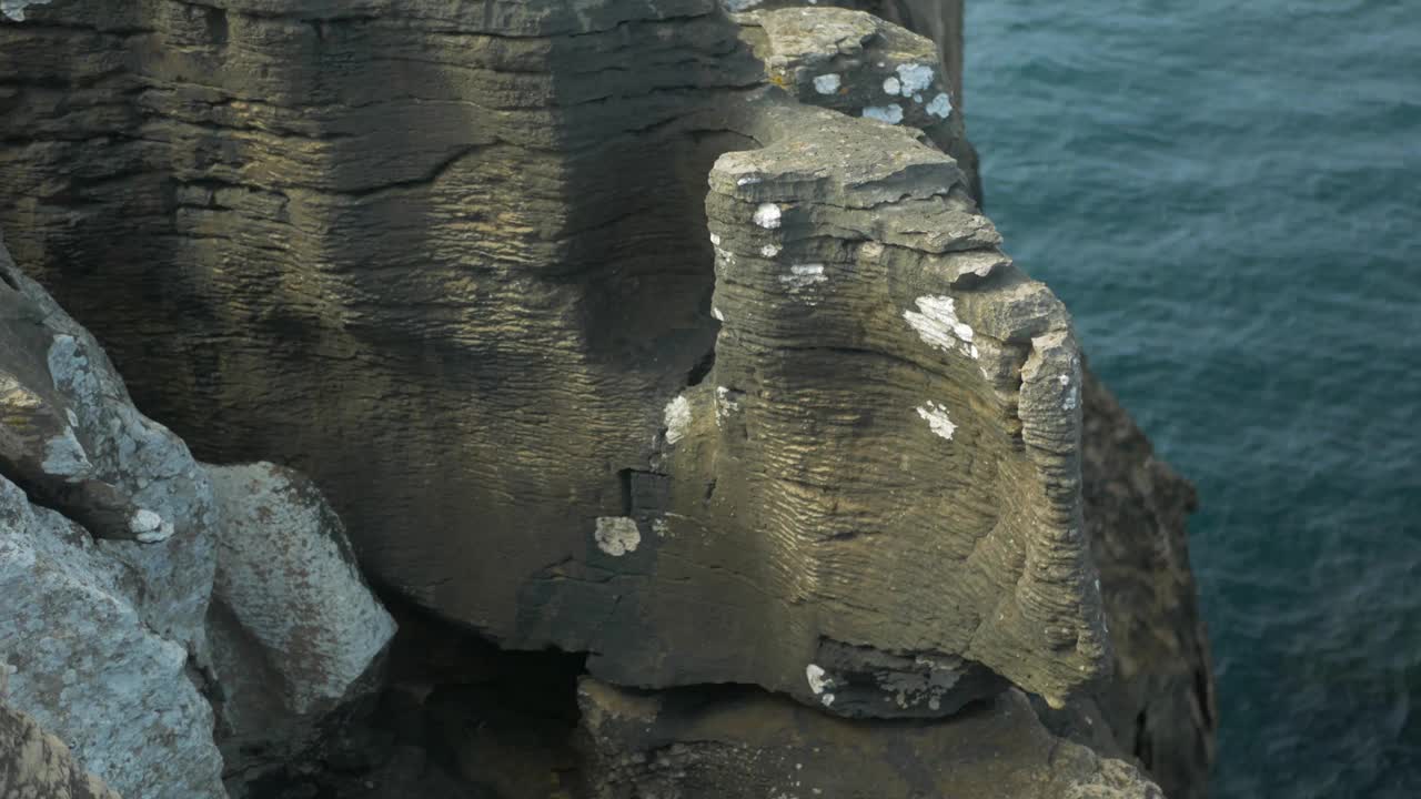 海岸上的石崖视频素材