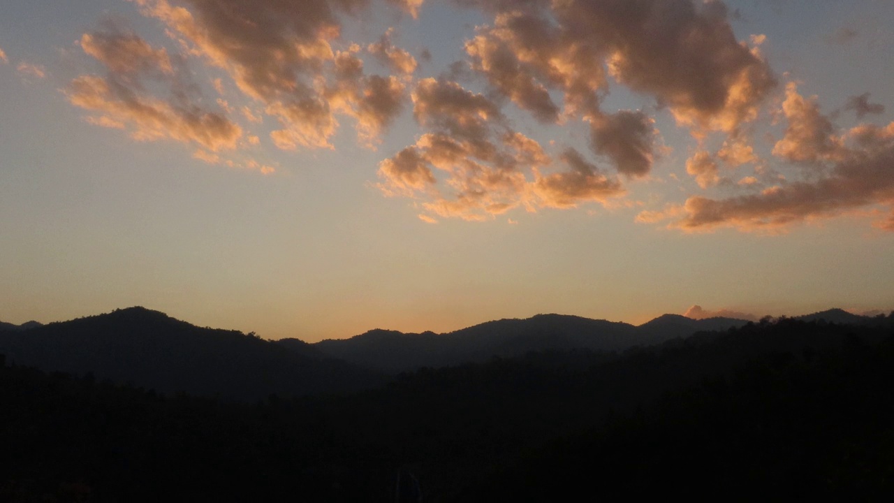 日出的天空和山上的云视频素材